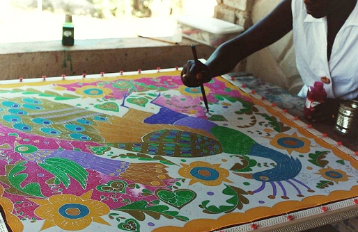 Kunstenares van Atis Fanm beschildert sjaal