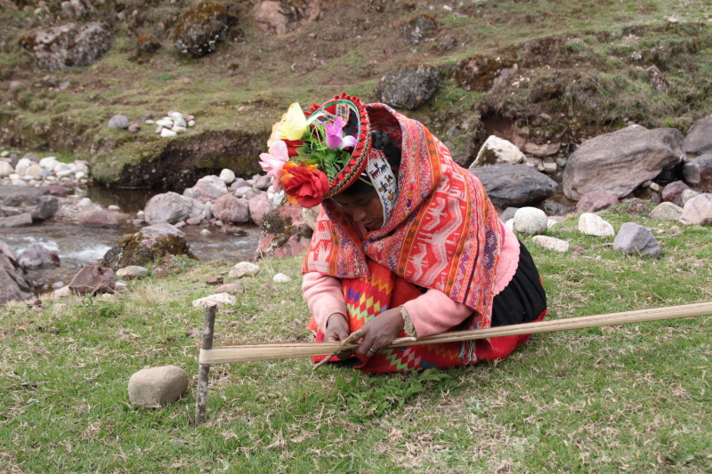 Florentina weeft een alpaca sjaal - Counting Flowers