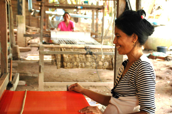 Weefster in Cambodja maakt zijden sjaal