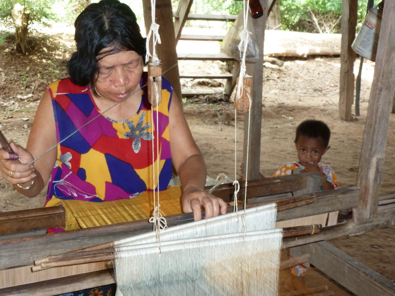 Weefster van zijden sjaals in Cambodja