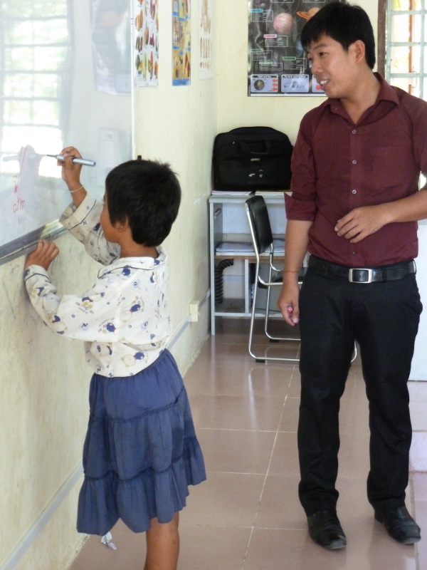 Meisje van Future Light Orphanage leert Engels