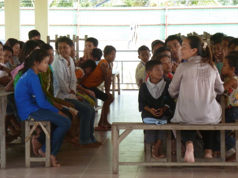 Kinderen Future Light Orphanage volgen extra les