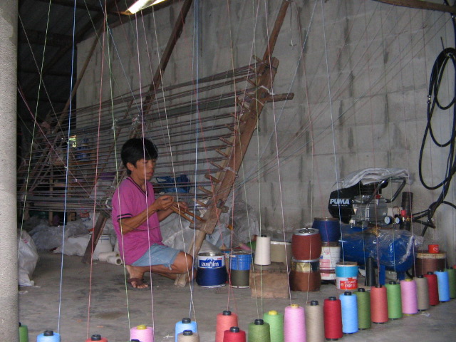 Vrouw selecteert katoen voor sjaals bij Boonmuang