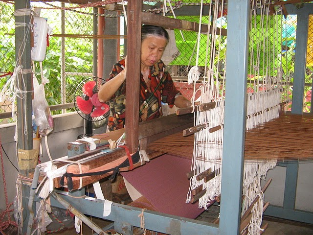 Vrouw bij Boonmuang weeft katoenen sjaal