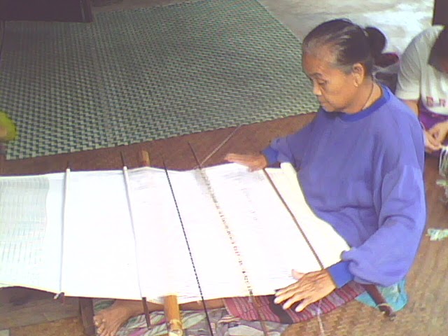 Vrouw van Boonmuang weeft katoenen sjaal