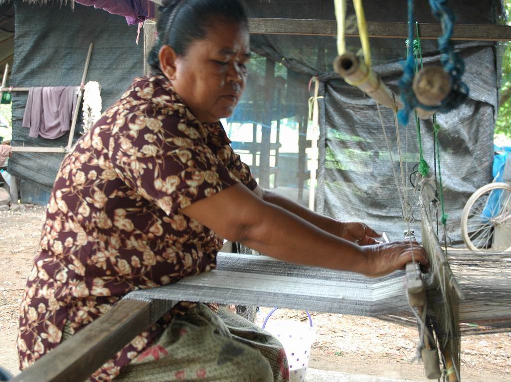 Thaise weefster maakt katoenen sjaal