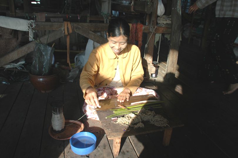 Het maken van lotus zijde in Myanmar