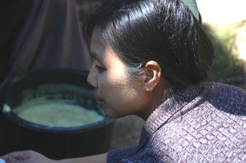 Maken van natural dye in Myanmar