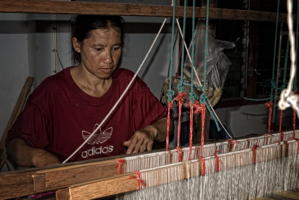 Pa Daeng vrouw weeft katoenen sjaal
