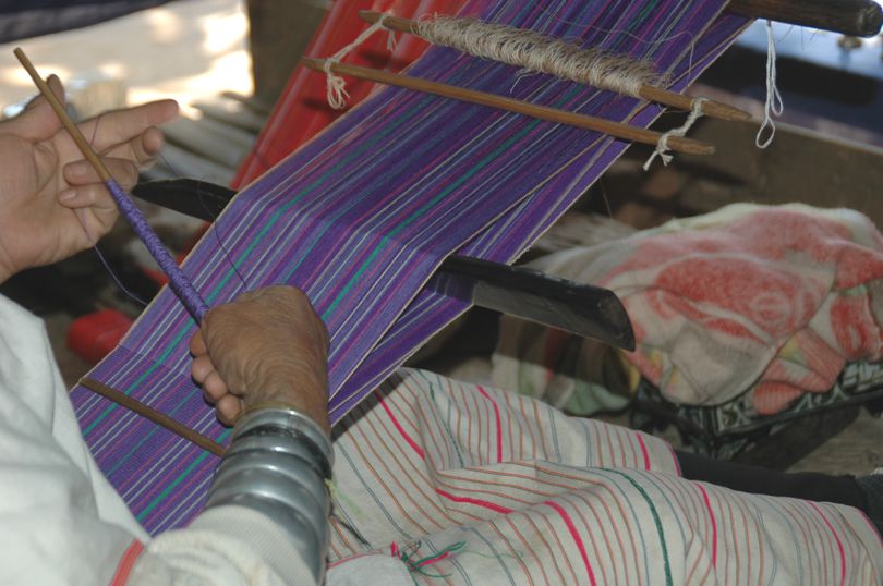 Padaung vrouw weeft een katoenen sjaal