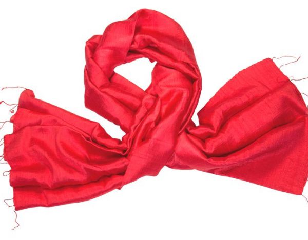 Rode zijden sjaal