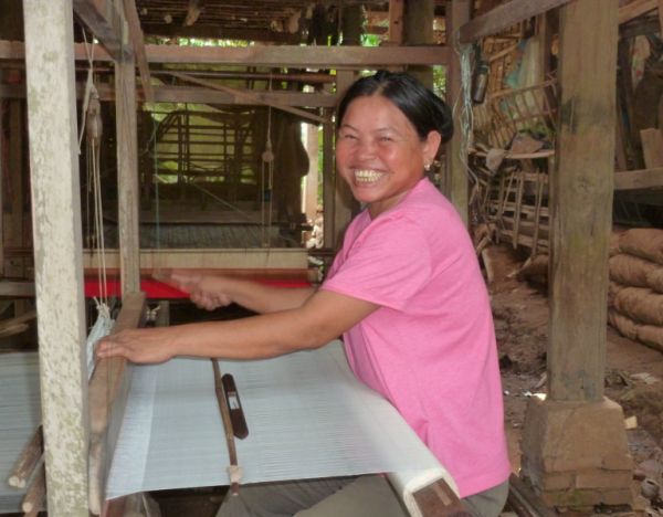 Weefster weeft zijden sjaal in Cambodja