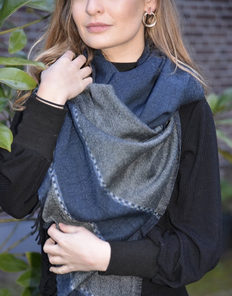 Very soft woolen scarf in navy and grey