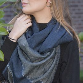 Very soft woolen scarf in navy and grey