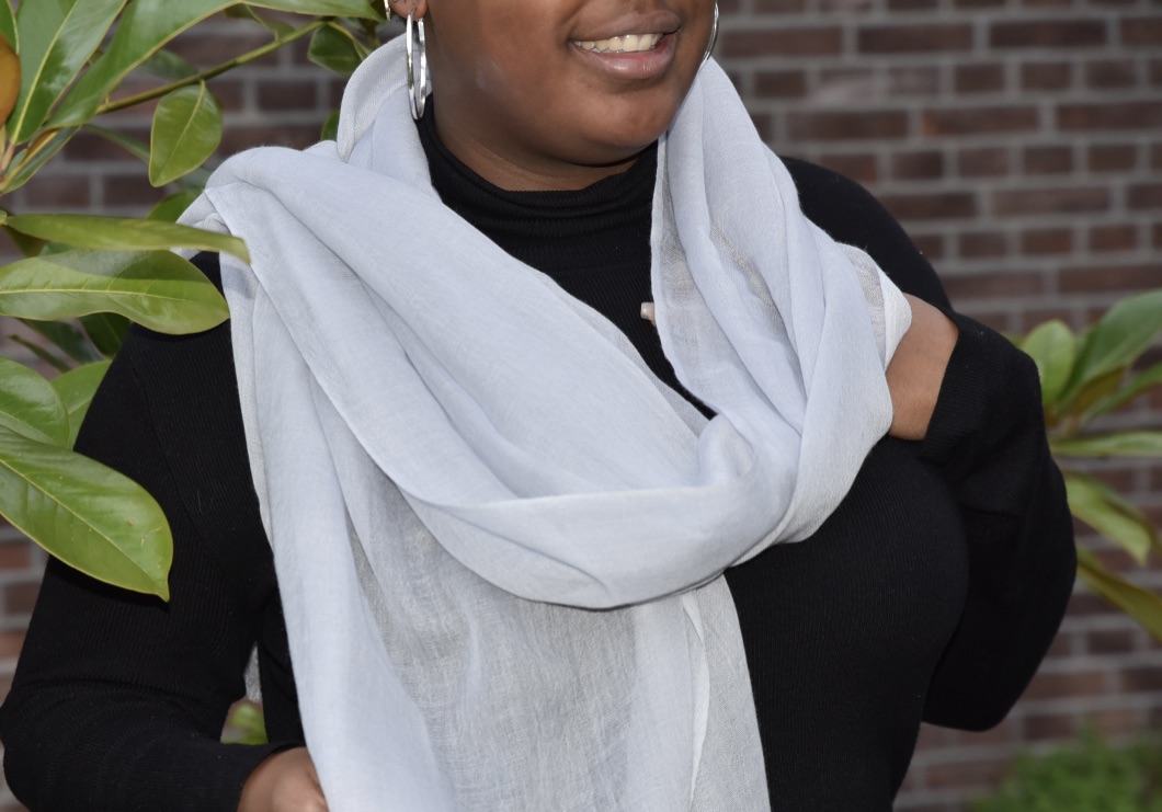Lightweight cashmere scarf in light gray