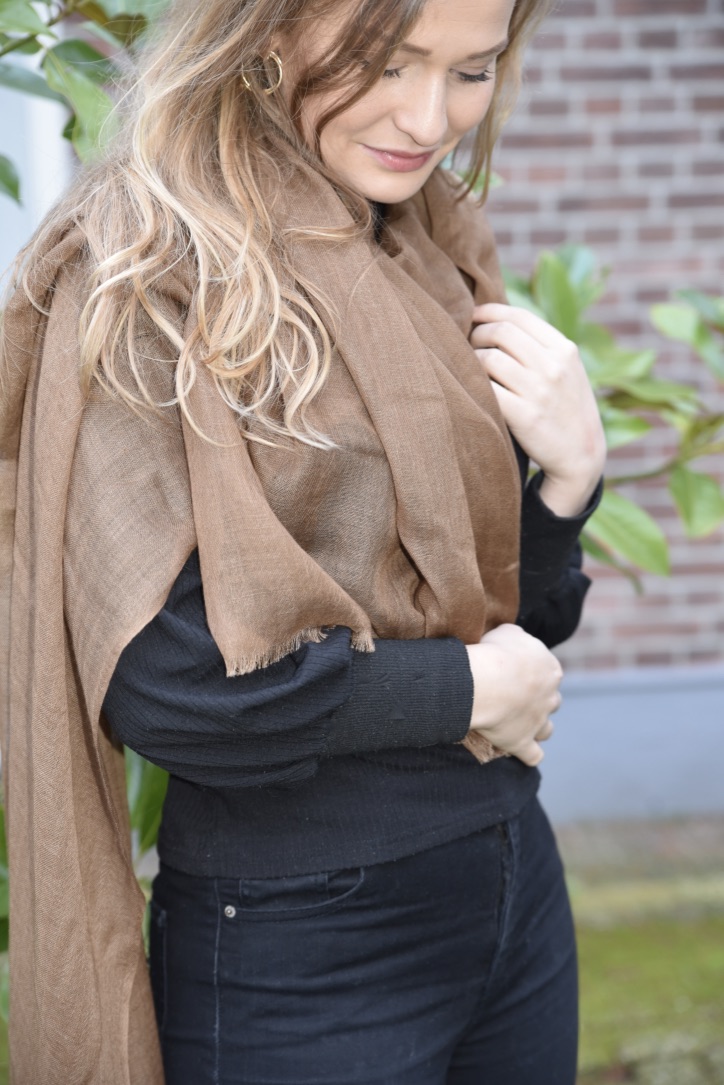 Lightweight cashmere scarf brown