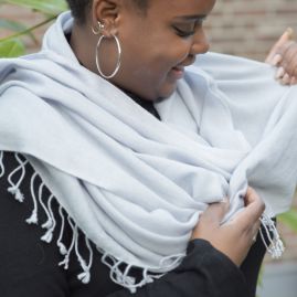 Cashmere scarf in light gray