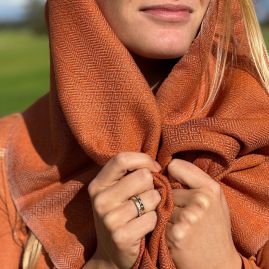 Oranje sjaal met diamant patroon